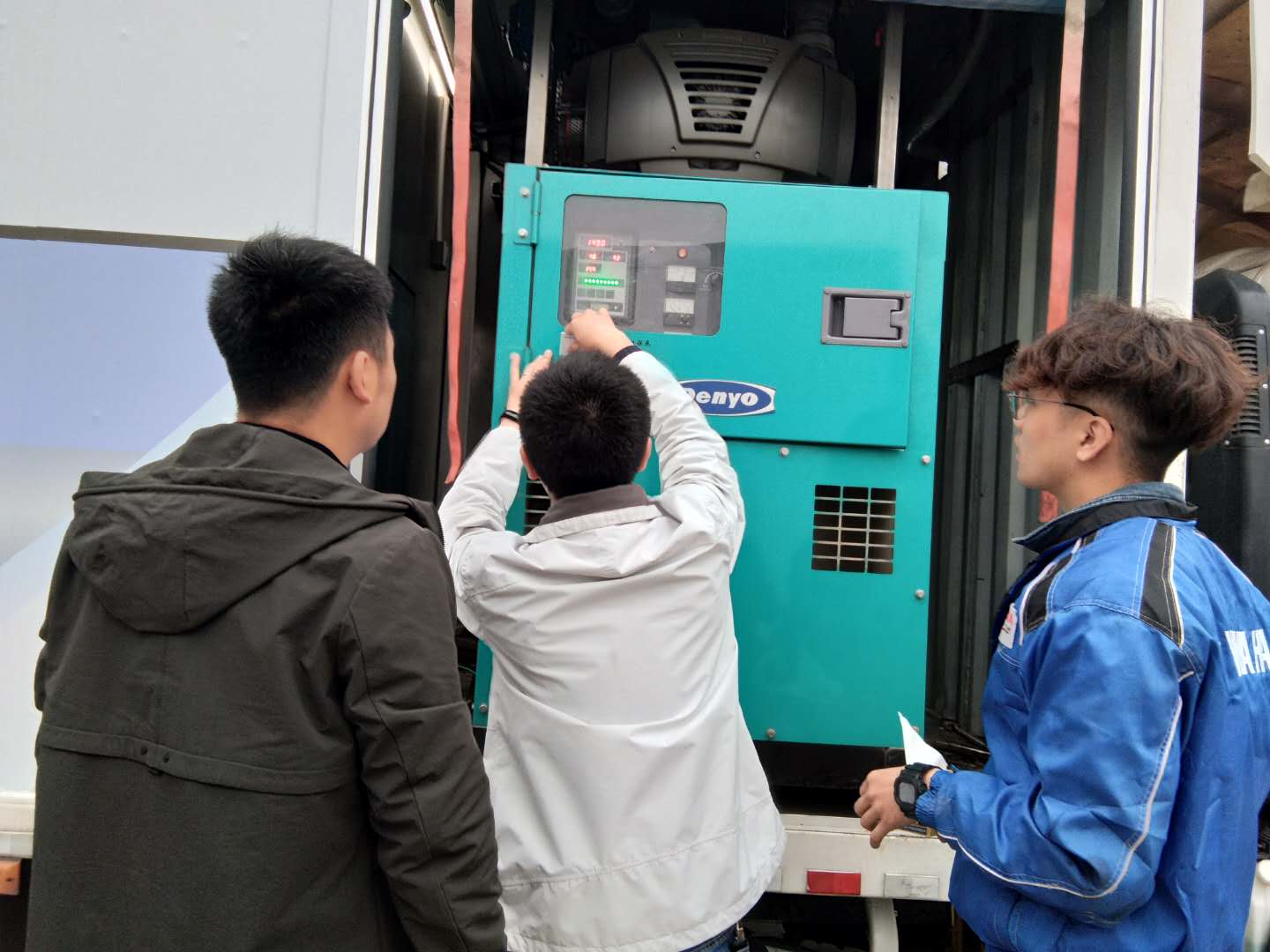 麥克工程師給陜西某單位日本原裝進口電友超靜音柴油發(fā)電機組做保養(yǎng)