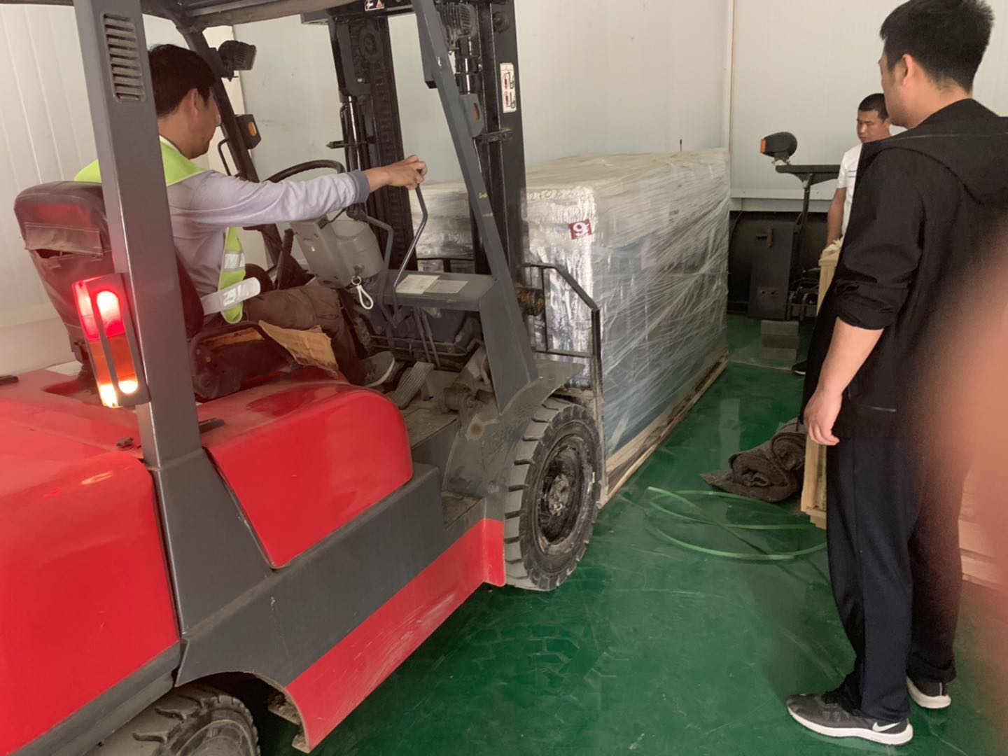 日本原裝進口電友超靜音柴油發(fā)電機組順利交貨